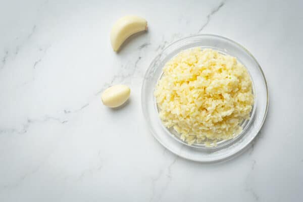 Đặt bẫy đường và dầu ăn là cách diệt kiến trong chậu cây dễ áp dụng